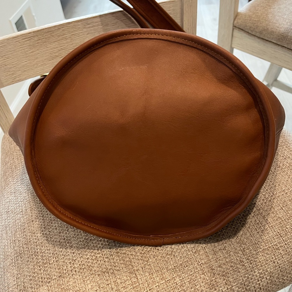 Elegant Brown Leather Shoulder Bag - Picture 3 of 12